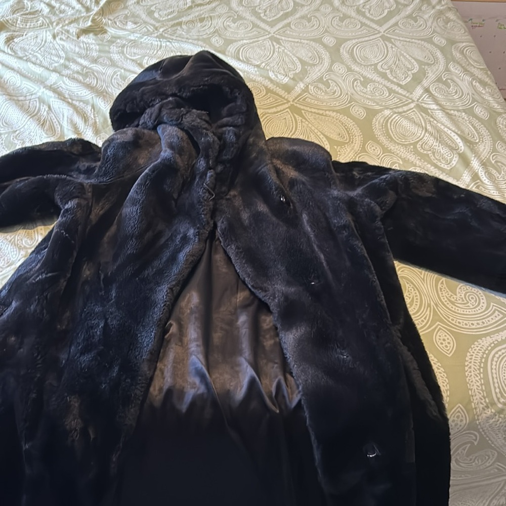 Jones New York Faux fur coat. - Picture 3 of 6
